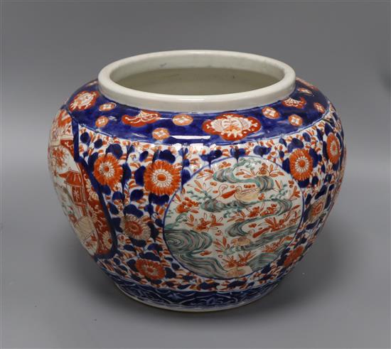 An Imari jardiniere height 24cm